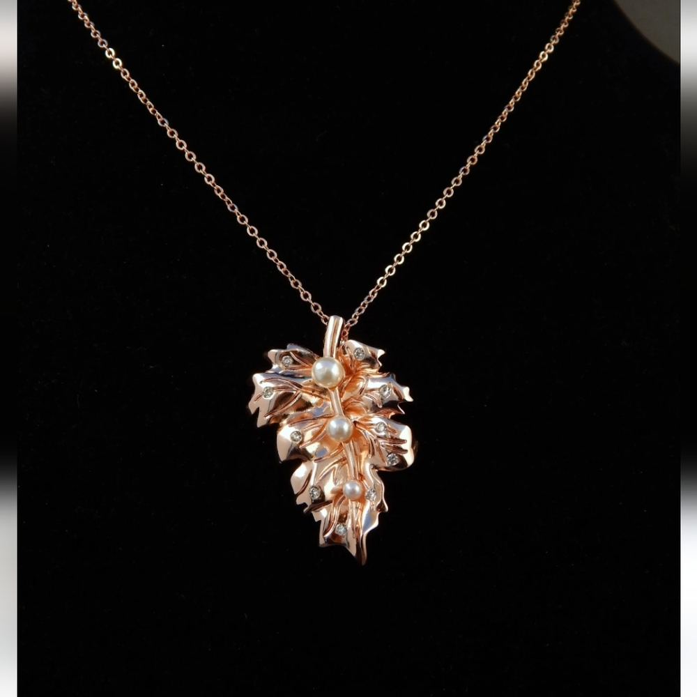 EUC Leaf Pendant Faux Pearls Gold Tones Brooch Necklace
